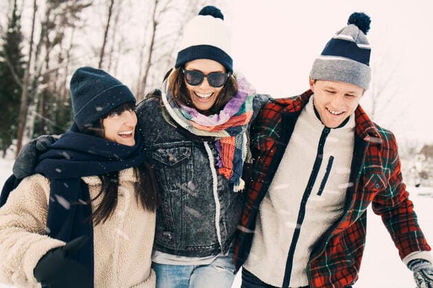 IMAGO Creative: Wintersport, Mode IMAGO Creative: Jahreszeit Winter, Spaziergang Cheerful male and female friends enjoying at park during winter , model released Copyright: xMaskotx , MA64163