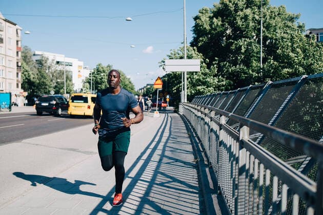 IMAGO Creative: Sport in der Stadt Full length of male athlete jogging on sidewalk at bridge in city , model released Copyright: xMaskotx , MA67203