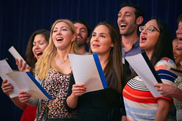 IMAGO Creative: Bildung, Musikerziehung Multi-ethnic friends singing at choir practice in language school , model released, property released Copyright: xMaskotx , MA68253