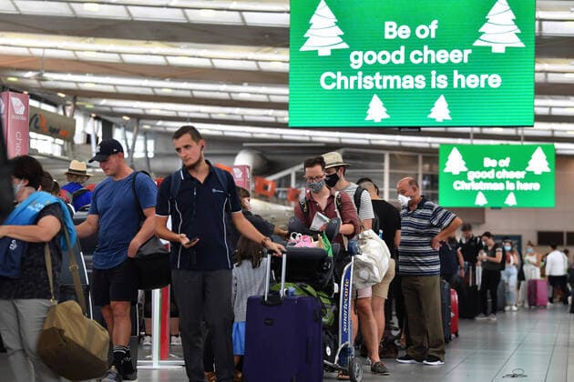 NSW CORONAVIRUS COVID19, Long lines of passengers are seen trying to depart Sydney Domestic Airport in Sydney, Friday, December 18, 2020. States have acted quickly to tighten travel restrictions for NSW residents after a COVID-19 outbreak on Sydney s northern beaches. ( NO ARCHIVING, EDITORIAL USE ONLY, NO USE IN BOOKS WITHOUT CONSENT SYDNEY NSW AUSTRALIA  Copyright: xDEANxLEWINSx 20201218001509386979