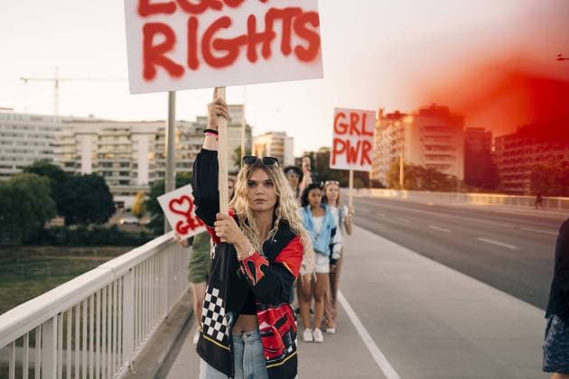 IMAGO Creative: Tag der Menschenrechte am 10. Dezember Women with posters marching for equal rights against sky in city , model released Copyright: xMaskotx , MA69831