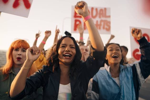 IMAGO Creative: Pride Month 2022, Aktivismus IMAGO Creative: Frauenmonat, Feministischer Aktivismus Happy women shouting for equal rights while marching together , model released Copyright: xMaskotx , MA69842