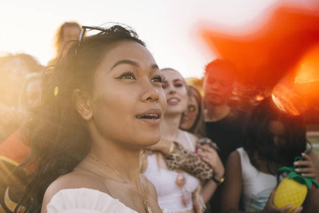 IMAGO Creative: Ruhe im Chaos Smiling woman in crowd enjoying at music festival , model released Copyright: xMaskotx , MA69902