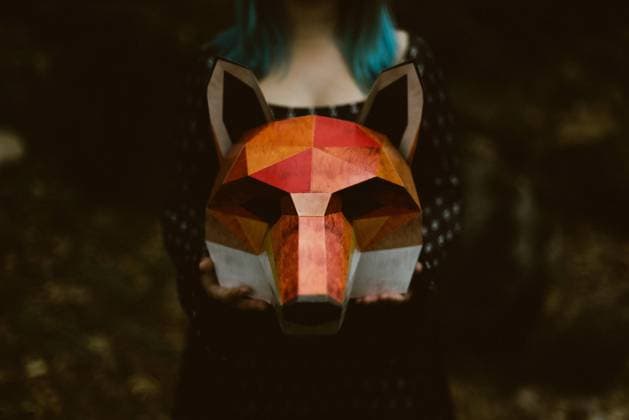 IMAGO Creative: UN Welt-Habitat-Tag am 3. Oktober Anonymous female holding paper fox mask in mysterious autumn forest in overcast weather. Concept of wildlife habitat protection Copyright: xJavierxAgundezx Model Released