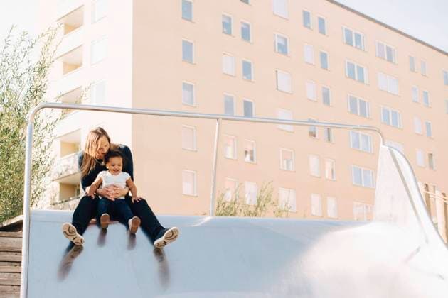 IMAGO Creative: Mutterschaft Mother playing with daughter on slide at park in city , model released Copyright: xMaskotx , MA70731