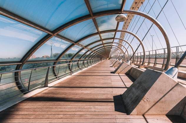 IMAGO Creative: Internationaler Tag der Architektur am 3. Oktober. Thema: Architektur zum Wohlf?hlen From inside view of modern half roofed walkway Third Millennium Bridge in shape of cone in Zaragoza Spain during clear day Copyright: xJavierxBravox Model Released