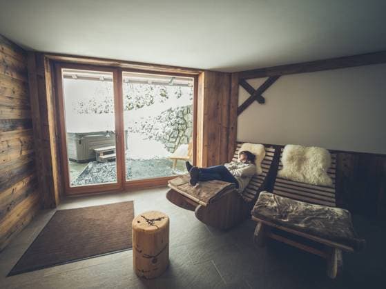 IMAGO Creative: Gesundheit, Stille Woman in casual outfit looking away while resting on comfortable rocking lounge chair in spacious cozy room of countryside house Copyright: xJavierxDexLaxTorrex Model Released