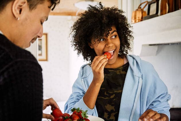 Friends eating strawberries while standing at home , model released, property released Copyright: xMaskotx , MA72226