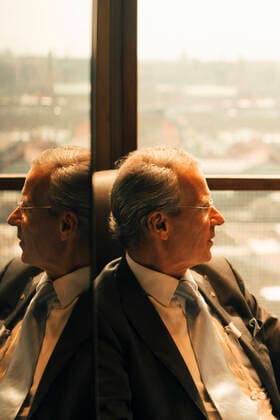 IMAGO Creative: Dichotomien, Reflexionen Thoughtful lawyer sitting by window at law office , model released, property released Copyright: xMaskotx , MA73109