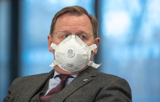 31 PLENARY SESSION IN THE THURINGIAN STATE PARLIAMENT 18 12 2020 Erfurt Prime Minister Bodo Ramelow DIE LINKE wearing a FFP3 mask in the 31 plenary session of the Thuringian state parliament in the Arena Erfurt on 18 December 2020