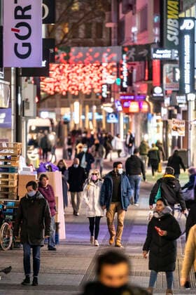 Shopping streets in Cologne after the lockdown in the Corona crisis pedestrian zone Hohe Straße