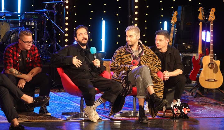 14 12 2020 Sachsen Anhalt Sachsen Anhalt Halle Saale mdr Jump Friends of 2020 Friends of Sputnik livestream Show Friends of 2020 with ILIRA, Nicolas Puschmann, Caro Cult, Thomas Röhler, Tokio Hotel led by Sissy Metzschke Foto Tokio Hotel Bill Kaulitz , guitarist Tom Kaulitz , drummer Gustav Schäfer , and bassist Georg Listing