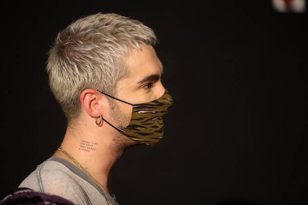 14 12 2020 Saxony Anhalt Saxony Anhalt Halle Saale mdr Jump Friends of 2020 Friends of Sputnik livestream Show Friends of 2020 with ILIRA, Nicolas Puschmann, Caro Cult, Thomas Röhler, Tokio Hotel led by Sissy Metzschke photo Tokio Hotel Bill Kaulitz with mouth guard mask