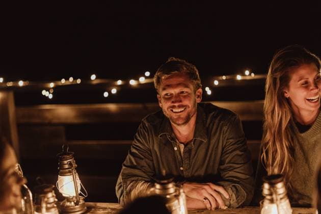 IMAGO Creative, Jahreszeit Sommer, Sommer in der Stadt IMAGO Creative: Landleben - Essen IMAGO Creative: Landleben - Alfresco, Draußen Smiling man sitting with female friend in restaurant at night , model released, property released Copyright: xMaskotx , MA76428