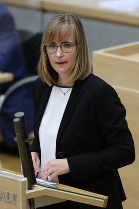 Stellvertretende Fraktionsvorsitzende Eva von Angern (Die Linke,Sachsen Anhalt) - Landtagssitzung im Landtag von Sachsen Anhalt Aktuelle Debatte zum oeffentlichen Rundfunk und der Rundfunkgebuehrenerhoehung, zum ersten mal seit Beginn der Corona Pandemie sind wieder alle 87 Abgeordneten auf ihrem eigenen Platz zur Sitzung im Plenarsaal zugelassen. Es wurden für jeden Abgeordneten Plexiglaskabinen auf seinem Platz gebaut. *** Deputy parliamentary group leader Eva von Angern Die Linke,Sachsen Anhalt State parliament session in the state parliament of Saxony Anhalt Current debate on public broadcasting and the broadcasting fee increase, for the first time since the beginning of the Corona pandemic, all 87 members of parliament are again admitt