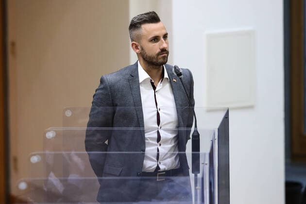 Ulrich Siegmund (AfD,Sachsen Anhalt) - Landtagssitzung im Landtag von Sachsen Anhalt Aktuelle Debatte zum oeffentlichen Rundfunk und der Rundfunkgebuehrenerhoehung, zum ersten mal seit Beginn der Corona Pandemie sind wieder alle 87 Abgeordneten auf ihrem eigenen Platz zur Sitzung im Plenarsaal zugelassen. Es wurden für jeden Abgeordneten Plexiglaskabinen auf seinem Platz gebaut. *** Ulrich Siegmund AfD,Saxony Anhalt State parliament session in the state parliament of Saxony Anhalt Current debate on public broadcasting and the broadcasting fee increase, for the first time since the beginning of the Corona pandemic, all 87 members of parliament are again admitted to the session in the plenary hall on their own seats Plexiglas booths were buil