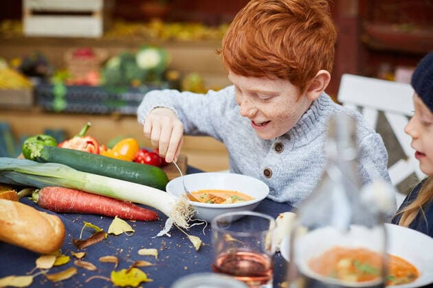 IMAGO Creative, Jahreszeit Herbst, Ferien Happy male and female siblings having soup at back yard table , model released, property released Copyright: xMaskotx , MA77147
