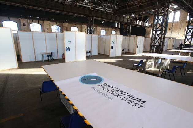 18 12 2020 Dortmund The City of Dortmund has set up its Corona Vaccination Centre in the Warsteiner Music Hall, on the site of the former Hoesch blast furnace plant on Phoenix West The medical procedures and logistics of the vaccinations are organised jointly by the Kassenärztliche Vereinigung Westfalen Lippe KVWL (Association of Statutory Health Insurance Physic