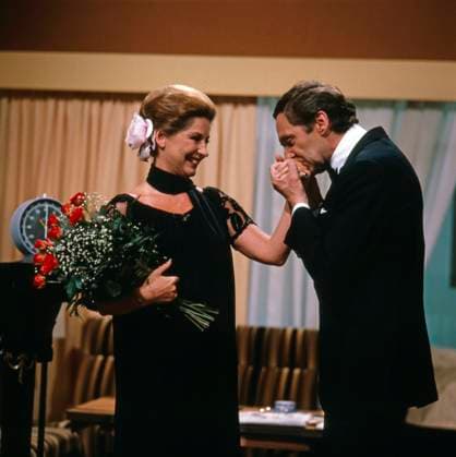 MUSIK IST TRUMPF MUSIK IST TRUMPF, TV Musikrevue, 1979, Moderator Harald Juhnke mit Showgast Johanna von Koczian. MUSIK IST TRUMPF, TV music revue, 1979, presenter Harald Juhnke with show guest actress Johanna von Koczian, Berlin Deutschland Copyright: HelmutxReiss UnitedArchives830003231 EDITORIAL USE ONLY