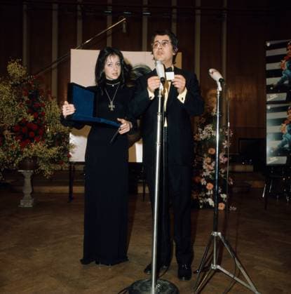 VICKY LEANDROS - GRAND PRIX EUROVISION DE LA CHANSON VICKY LEANDROS, singt für Luxemburg beim Grand Prix Eurovision de la Chanson in Edinburgh und siegt mit dem Lied: Apres Toi, hier mit Moderator FRANK ELSNER, 1972. VICKY LEANDROS, sings for Luxembourg at the Grand Prix Eurovision de la Chanson in Edinburgh and wins with the song: Apres Toi, here with presenter FRANK ELSNER, 1972., Edinburgh Schottland Großbritannien Copyright: HelmutxReiss UnitedArchives830003259 EDITORIAL USE ONLY