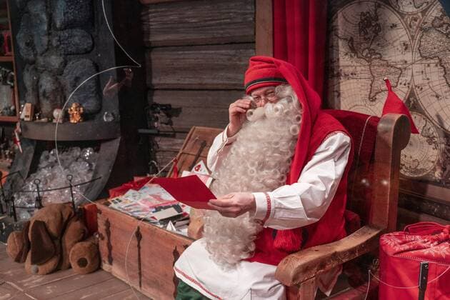 Bilder des Jahres 2020, Entertainment 12 Dezember Entertainment Bilder des Tages Santa Claus, also known as Father Christmas, reading his mail at the Santa s Office at the Santa s Village in the Arctic Circle, Rovaniemi, Finnish Lapland, on December 18, 2020. KAISA SIREN Rovaniemi Finland  Copyright: xKaisaxSirenx LKFTSIRE20201218151855ASCT