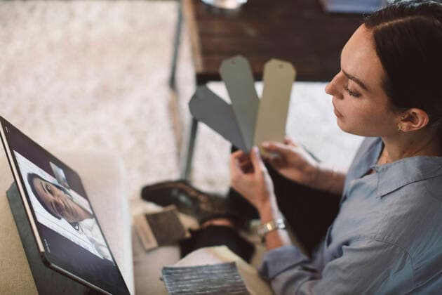 IMAGO Creative: Kreative Renaissance -- der junge Entrepreneur High angle view of female entrepreneur holding labels while talking to colleague on video conference at home office USA, Los Angeles, model released, property released Copyright: xMaskotx , MA79016