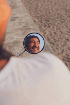 IMAGO Creative: Dichotomien, Reflexionen Happy man riding bike on beach Copyright: xJorgexMoyax Model Released