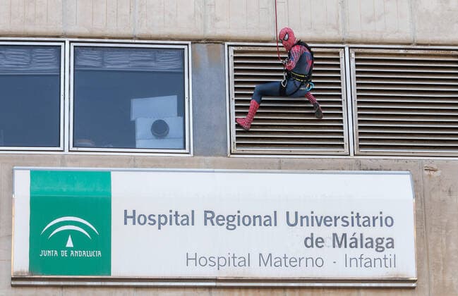 Bilder des Jahres 2020, News 12 Dezember Entertainment Bilder des Tages December 18, 2020: December 18, 2020 (Malaga) Spiderman stands on the facade of a maternity hospital in Malaga and greets the children through the windows. Superheroes have visited the children from the outside to comply with the security measures of covid19. - ZUMAc161 20201218_zap_c161_014 Copyright: xLorenzoxCarnerox