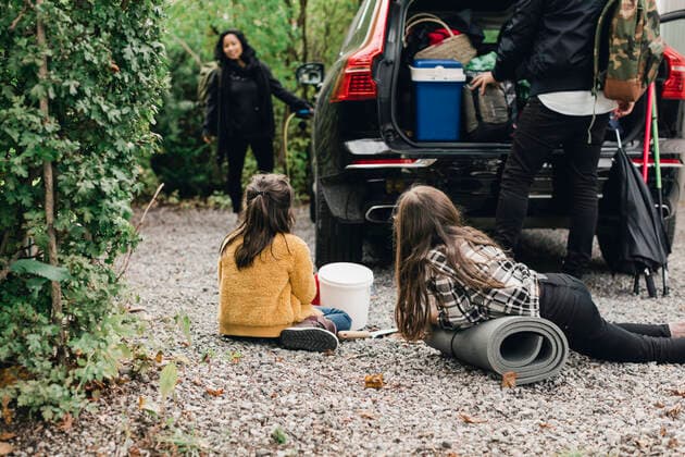 IMAGO Creative: Corporate: Klimaschutz, Digitalisierung und Urbanisierung IMAGO Creative: Klimawandel - Nachhaltiges Reisen Family loading luggage in electric car trunk Sweden, Stockholm, model released Copyright: xMaskotx , MA80080