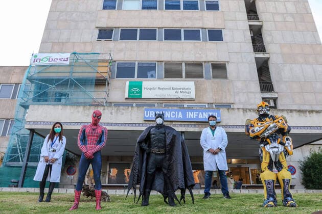 Bilder des Jahres 2020, Entertainment 12 Dezember Entertainment Bilder des Tages December 18, 2020: December 18, 2020 (Malaga) Spiderman stands on the facade of a maternity hospital in Malaga and greets the children through the windows. Superheroes have visited the children from the outside to comply with the security measures of covid19. - ZUMAc161 20201218_zap_c161_023 Copyright: xLorenzoxCarnerox