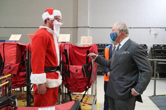 Entertainment Bilder des Tages . 18 12 2020. Cirencester, United Kingdom. Prince Charles, the Prince of Wales, speaks to postal worker Tim Lafford dressed as Father Christmas, during a visit to the Royal Mail delivery office in Cirencester, United Kingdom.  xPoolx xi-Imagesx IIM-21923-0001