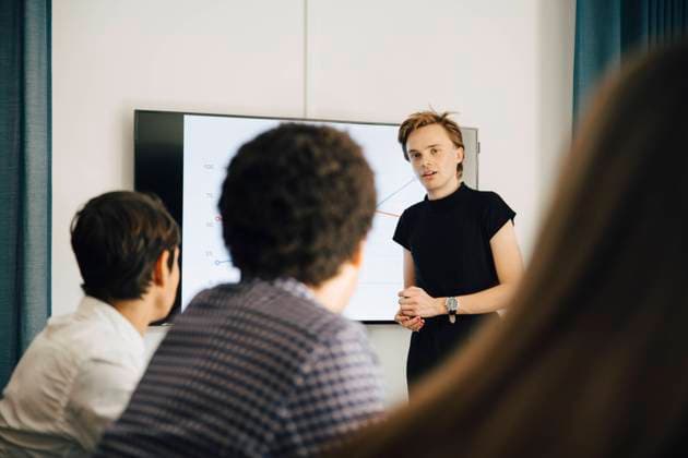 IMAGO Creative: Internationaler Tag der Sichtbarkeit von Transgender am 31. März Confident businessman explaining strategy to colleagues in board room during meeting Sweden, Stockholm, model released, property released Copyright: xMaskotx , MA80173