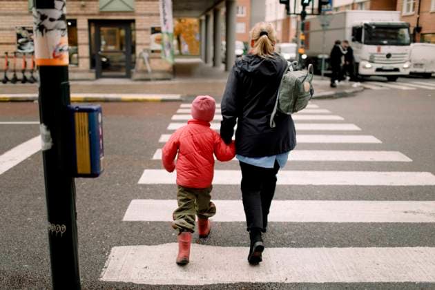 IMAGO Creative, Jahreszeit Winter in der Stadt IMAGO Creative: Jahreszeit Winter, Spaziergang Rear view of grandmother holding hand of grandson while crossing street in city Sweden, Stockholm, model released Copyright: xMaskotx , MA80223