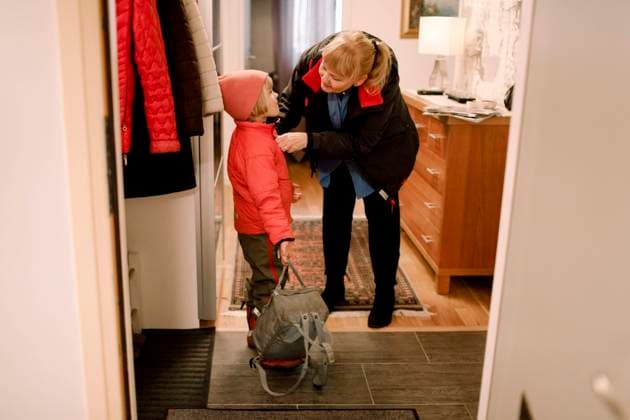 IMAGO Creative: Wintersport, Mode Senior woman wearing warm clothes to grandson at home Sweden, Stockholm, model released, property released Copyright: xMaskotx , MA80233