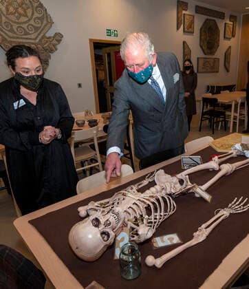 Bilder des Jahres 2020, Entertainment 12 Dezember Entertainment Bilder des Tages . 18 12 2020. Cirencester, United Kingdom. Prince Charles, the Prince of Wales, during a visit to the Corinium Museum in Cirencester, United Kingdom. United Kingdom.  xPoolx xi-Imagesx IIM-21923-0025