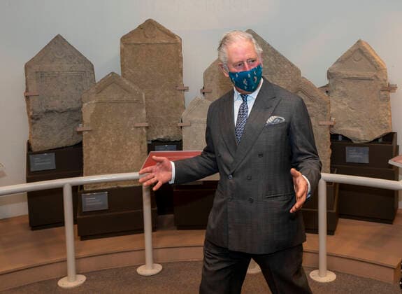 Entertainment Bilder des Tages . 18 12 2020. Cirencester, United Kingdom. Prince Charles, the Prince of Wales, during a visit to the Corinium Museum in Cirencester, United Kingdom. United Kingdom.  xPoolx xi-Imagesx IIM-21923-0026