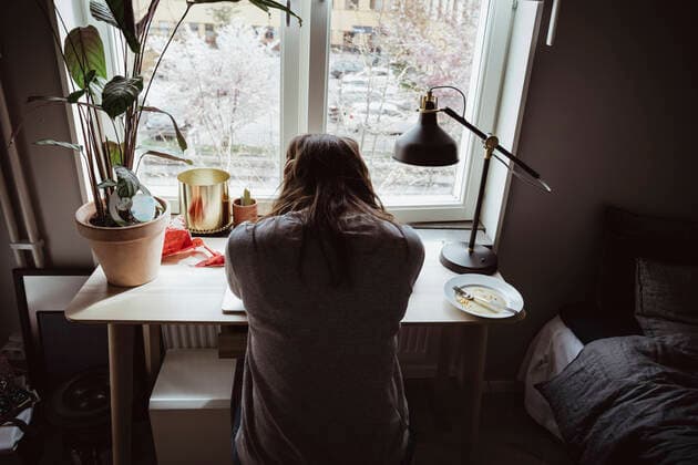 IMAGO Creative: Gesundheit, Burnout IMAGO Creative: 2021 Trends Rear view of worried woman sitting against window Sweden, Stockholm, model released, property released Copyright: xMaskotx , MA80436