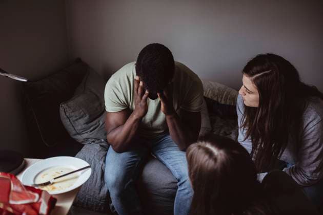 IMAGO Creative: Gesundheit, Magersucht, Bulimie High angle view of females consoling male friend at home Sweden, Stockholm, model released, property released Copyright: xMaskotx , MA80450