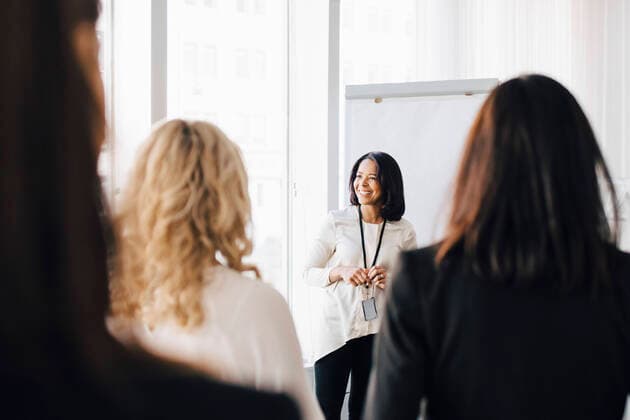 IMAGO Creative: Internationaler Frauenmonat, Gesundheit, Frauen in der Menopause Female entrepreneur talking to colleagues in office seminar Sweden, Stockholm, model released, property released Copyright: xMaskotx , MA80782