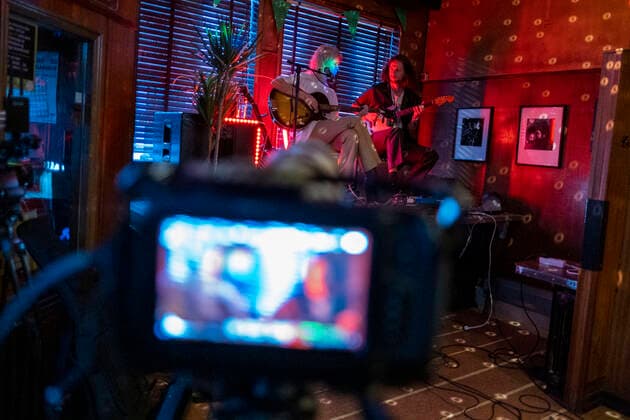 Singer Bríet at an online concert from the closed Prikið Kaffihús in Reykjavik Since bars without food preparation have to be closed due to the corona pandemic, Prikið Kaffihús regularly hosts online concerts with well-known Icelandic artists Bríet Live Stream