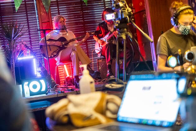 Singer Bríet at an online concert from the closed Prikið Kaffihús in Reykjavik Since bars without food preparation have to be closed due to the corona pandemic, Prikið Kaffihús regularly hosts online concerts with well-known Icelandic artists Bríet Live Stream