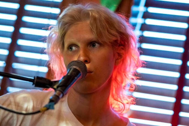 Singer Bríet at an online concert from the closed Prikið Kaffihús in Reykjavik Since bars without food preparation have to be closed due to the corona pandemic, Prikið Kaffihús regularly hosts online concerts with well-known Icelandic artists Bríet Live Stream