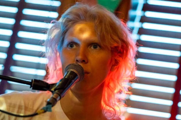 Singer Bríet at an online concert from the closed Prikið Kaffihús in Reykjavik Since bars without food preparation have to be closed due to the corona pandemic, Prikið Kaffihús regularly hosts online concerts with well-known Icelandic artists Bríet Live Stream