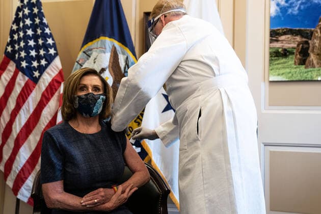 Bilder des Jahres 2020, News 12 Dezember Speaker of the United States House of Representatives Nancy Pelosi (Democrat of California), receives the Pfizer-Biontech COVID-19 vaccine in the US Capitol Building in Washington DC on December 18th, 2020. Copyright: xAnnaxMoneymakerx xPoolxviaxCNPx MediaPunchx