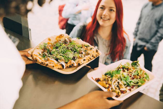 IMAGO Creative: Kreative Renaissance -- der junge Entrepreneur Female assistant giving food plate to smiling female customer in city Sweden, Stockholm, model released, property released Copyright: xMaskotx , MA81627