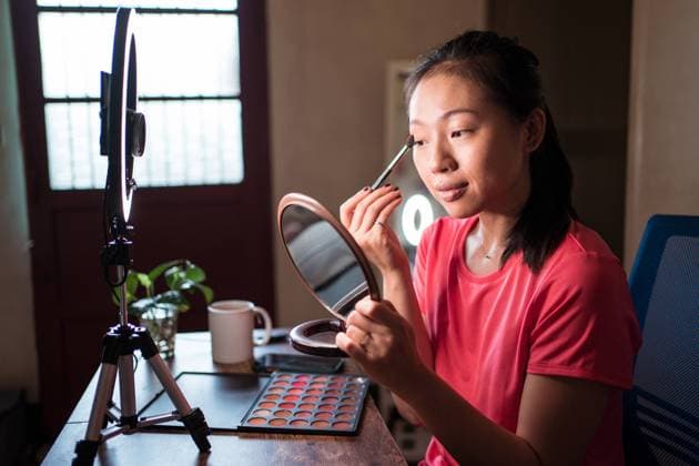 IMAGO Creative: Digitale Welt, Social Commerce Beauty blogger with makeup palette recording video Copyright: xJuanxAlbertoxRuizx Model Released