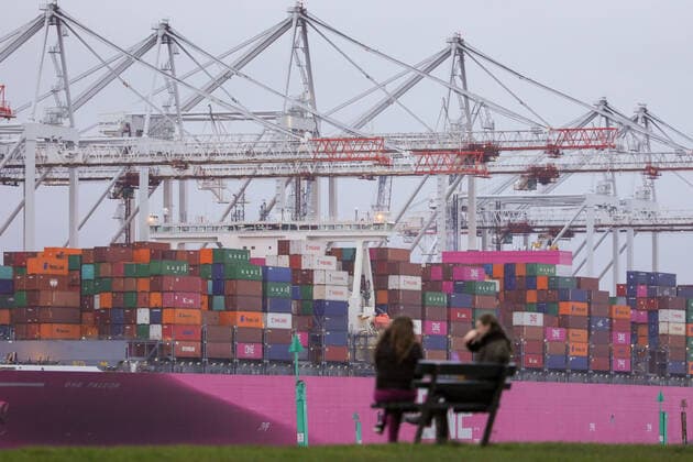 Bilder des Jahres 2020, News 12 Dezember (201218) -- SOUTHAMPTON (BRITAIN), Dec. 18, 2020 -- Photo taken on Dec. 18, 2020 shows a container ship at Southampton Port in Southampton, Britain. British Prime Minister Boris Johnson said Friday that Britain and the European Union (EU) will continue the post-Brexit trade talks, but there remains a gap that needs to be bridged . The British and EU leaders have previously said significant differences still remain between the two sides on three critical issues: level playing field, governance and fisheries. (Photo by Xinhua) BRITAIN-SOUTHAMPTON PORT-POST-BREXIT TRADE TALKS TimxIreland 