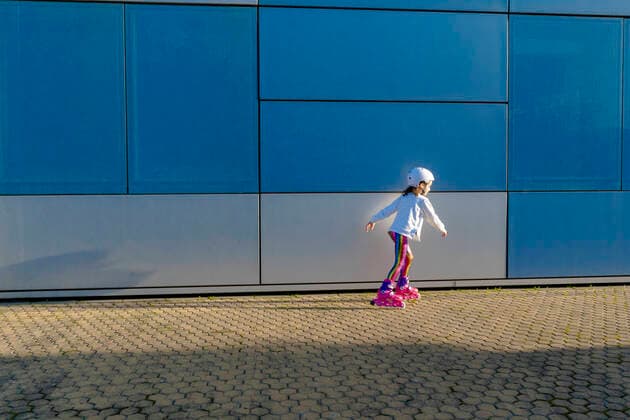IMAGO Creative: Lokalhelden - Jugendsportbildung Little girl with safety helmet inline skating at sunlight model released Symbolfoto ERRF03273