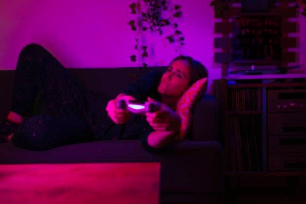 IMAGO Creative: Sport Start-Up Girl trying to win a video game with her online friends during Covid-19 lockdown. Copyright: xLightsyx Model Released