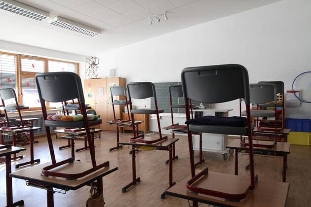Winden Themenbild - Schulschliessung als Coronamaßnahme in der Lockdownphase in Baden-Württemberg, Deutschland Themenbild - Schulschliessung als Coronamaßnahme in der Lockdownphase in Baden-Württemberg, Deutschland Ein leeres, verwaistes Klassenzimmer, Klassenraum einer Grund- und Hauptschule in Winden. Keine Schüler sind in der Schule. Alle Schüler sind Zuhause. Schueler, lernen, Tisch, Schultisch, Schulbank,Tafel, Wandtafel, grüne Tafel, Kreide, Aufschrift, Schulschließung, menschenleer, niemand, Stühle, Stuhl, Tisch, Tische, Grundschule, Hauptschule, Realschule, aufgestuhlt, Fenster, Lüftung, lüften, Zugluf, Präsenzunterricht, Abstandsregel, Schulklasse, Aerosole, Hygienemaßnahmen, Hygienemaßnahme, Hygieneregeln, Hygie Copyright: xFleigx xEibner-Pressefotox EP_dfg